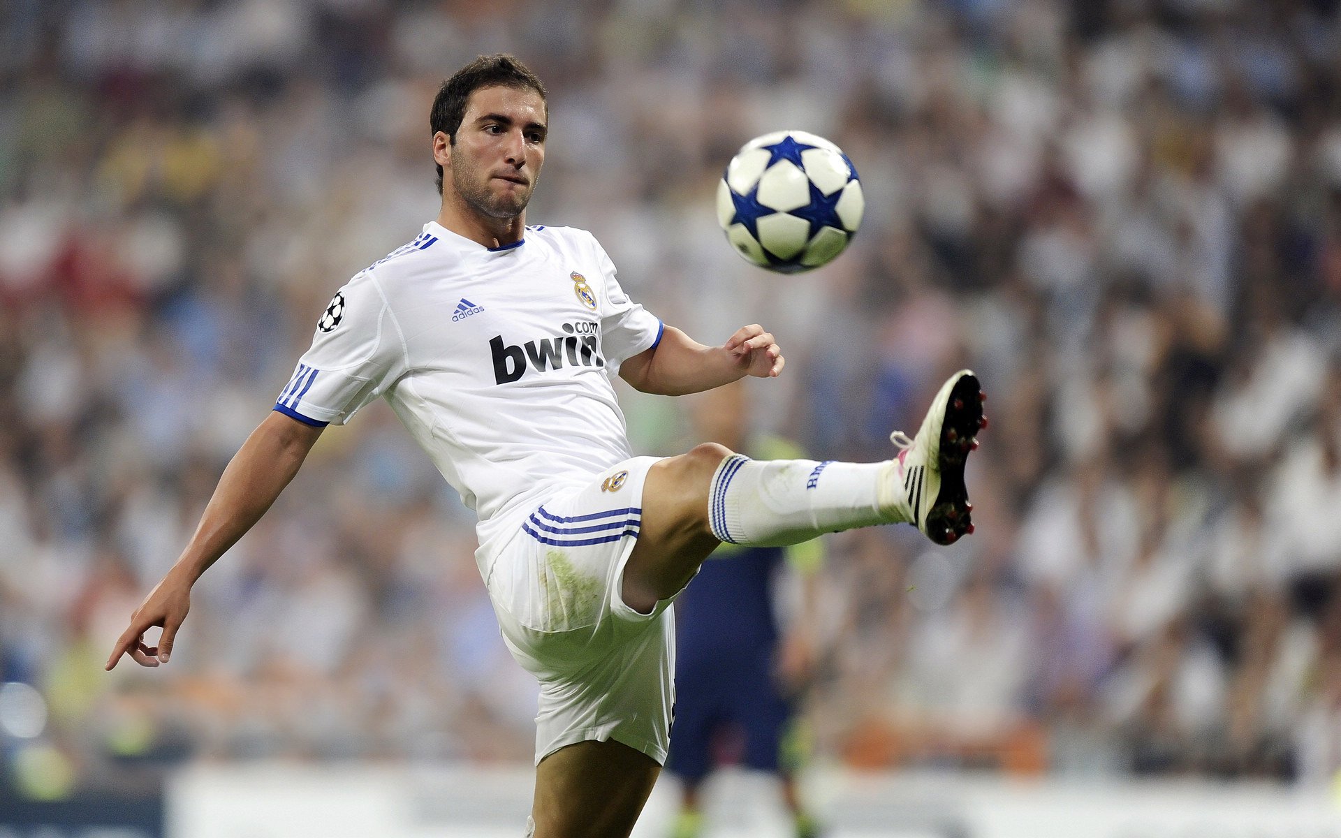 开云体育下载-年度焦点之战之夜，詹姆斯如何以防守艺术锁死对手